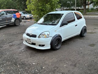 2002 Toyota Vitz I (P10), белый, 270000 рублей, вид 4
