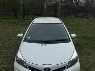 2012 Toyota Vitz III (XP130), белый, 560000 рублей, вид 3