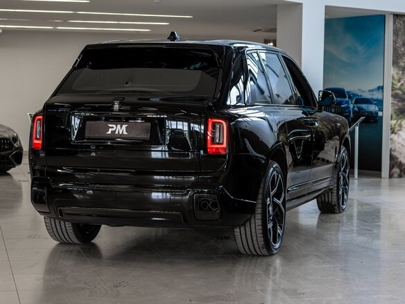 2025 Rolls-Royce Cullinan Black Badge I Рестайлинг (Series II), чёрный, 66500000 рублей - вид 5
