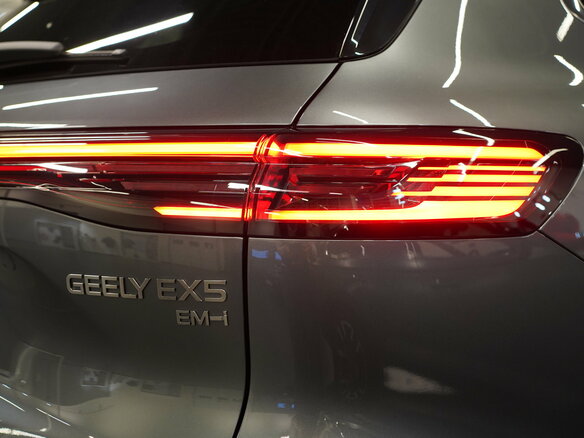 2026 Geely EX5 Гибрид EM-i, серый, 3974990 рублей - вид 5