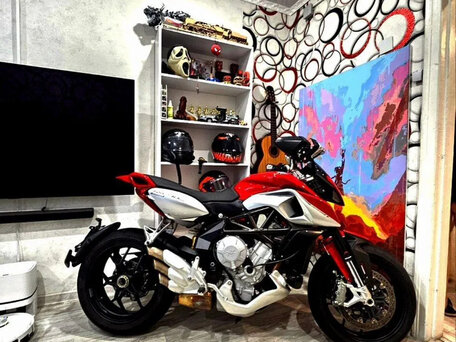 2014 MV Agusta Rivale 800, красный, 800000 рублей, вид 2