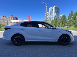 2021 Kia Rio IV Рестайлинг, белый, 1600000 рублей, вид 4