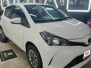 2015 Toyota Vitz III (XP130) Рестайлинг, белый, 910000 рублей, вид 4