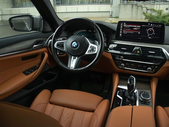 2021 BMW 5 серии 540i xDrive VII (G30/G31/G38) Рестайлинг, серый, 4474483 рублей - вид 17