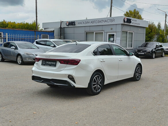 2022 Kia Cerato IV Рестайлинг, белый, 1962000 рублей - вид 4