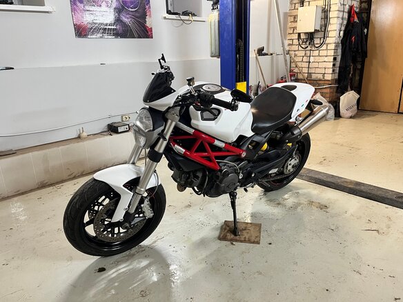 2011 Ducati Monster 796, белый, 590000 рублей