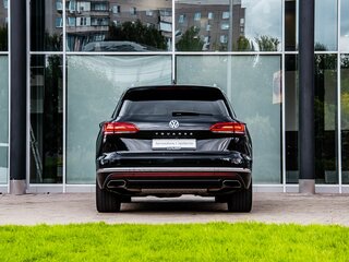 2018 Volkswagen Touareg III, чёрный, 4430000 рублей, вид 4