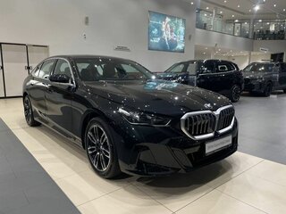 2025 BMW 5 серии Long 530Li xDrive VIII (G60/G61/G68), чёрный, 8550000 рублей, вид 3