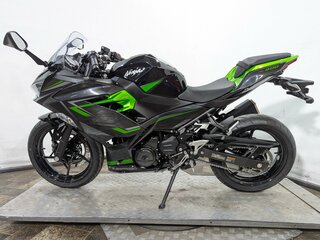2023 Kawasaki Ninja 400, зелёный, 695000 рублей, вид 2