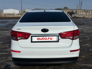2016 Kia Rio III Рестайлинг, белый, 900000 рублей, вид 4