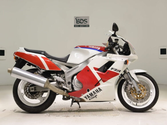 1991 Yamaha FZR1000, белый - вид 3