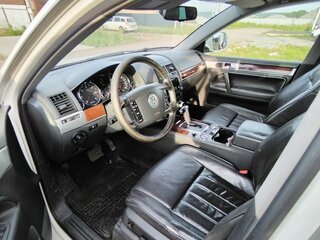 2008 Volkswagen Touareg I Рестайлинг, белый, 987000 рублей, вид 3