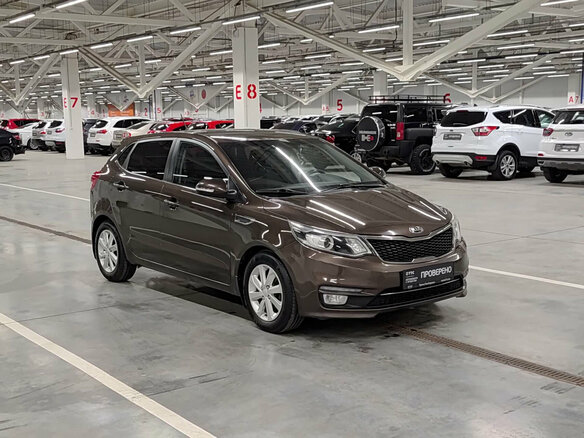 2015 Kia Rio III Рестайлинг, коричневый, 839000 рублей - вид 2