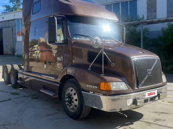2002 Volvo VNL, коричневый, 3000000 рублей