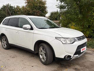 2014 Mitsubishi Outlander III Рестайлинг, белый, 1200000 рублей, вид 3