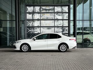 2021 Toyota Camry VIII (XV70) Рестайлинг, белый, 2690000 рублей, вид 4
