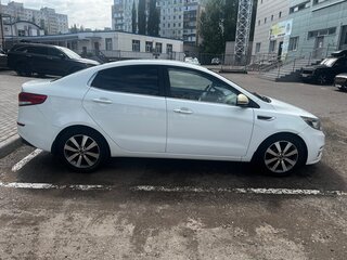2017 Kia Rio III Рестайлинг, белый, 950000 рублей, вид 3