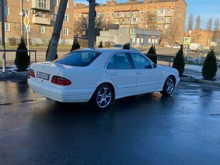 1997 Mercedes-Benz E-Класс 200 II (W210, S210), белый, 700000 рублей, вид 3