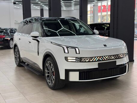 Lynk & Co 900