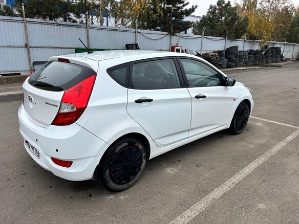 2013 Hyundai Solaris I, белый, 800000 рублей - вид 4