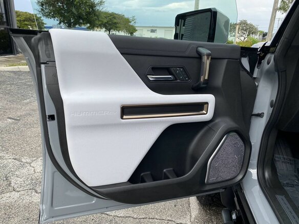 2024 GMC Hummer EV, серый, 18000000 рублей - вид 8