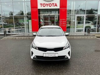 2021 Kia Rio IV Рестайлинг, белый, 1735000 рублей, вид 2