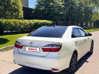 2017 Toyota Camry VII (XV50) Рестайлинг 2, белый, 2037000 рублей, вид 4