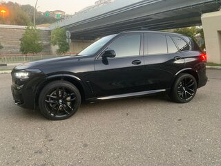 2021 BMW X5 40i IV (G05/G18), чёрный, 7000000 рублей, вид 2