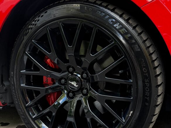 2019 Ford Mustang VI Рестайлинг, красный, 4700000 рублей - вид 15