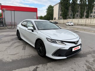 2021 Toyota Camry VIII (XV70) Рестайлинг, белый, 2100000 рублей, вид 4