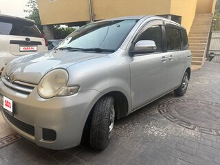 2010 Toyota Sienta I Рестайлинг 1, серебристый, 650000 рублей, вид 1