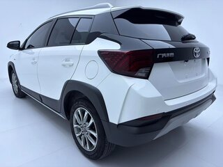 2023 Toyota Yaris L X XP150 Рестайлинг, белый, 960000 рублей, вид 4