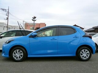 2022 Toyota Yaris IV, голубой, 770000 рублей, вид 3