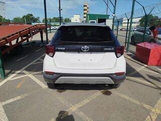 2022 Toyota Yaris IV, белый, 1650000 рублей, вид 5