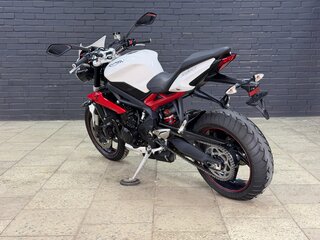 2015 Triumph Street Triple, белый, 645000 рублей, вид 5