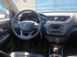 2013 Kia Rio 5-speed III, серебристый, 800000 рублей, вид 5