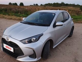 2020 Toyota Yaris IV, серебристый, 1050000 рублей, вид 3