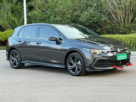 2023 Volkswagen Golf VIII, чёрный, 2300000 рублей, вид 3