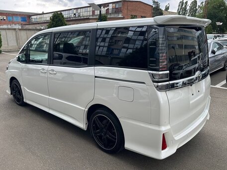 2021 Toyota Voxy III (R80) Рестайлинг, белый, 2530000 рублей, вид 5