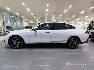 2025 BMW 5 серии 530i xDrive VIII (G60/G61/G68), белый, 9000000 рублей, вид 4