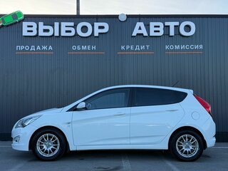 2015 Hyundai Solaris I Рестайлинг, белый, 910000 рублей, вид 4