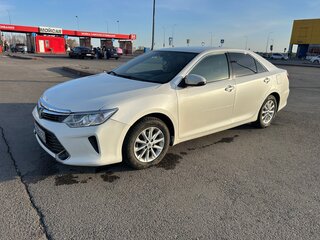 2015 Toyota Camry VII (XV50) Рестайлинг, белый, 1650000 рублей, вид 2