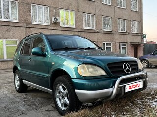 1998 Mercedes-Benz M-Класс 320 I (W163), зелёный, 500000 рублей, вид 2