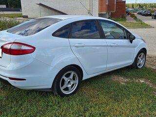 2015 Ford Fiesta Mk6 Рестайлинг, белый, 760000 рублей, вид 4