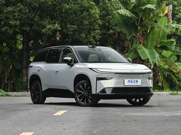 2026 Toyota bZ3X 58.3 kWh, серебристый, 2789000 рублей - вид 2