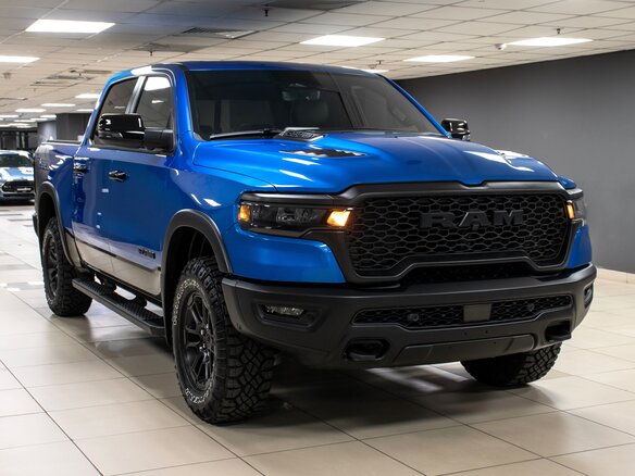 2026 Ram 1500 Crew Cab V Рестайлинг, синий - вид 2