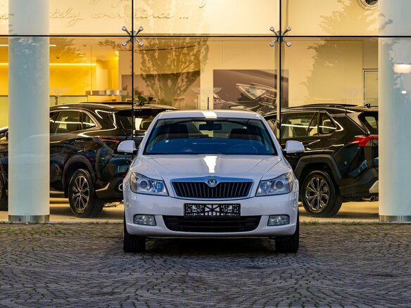 2011 Skoda Octavia DSG7 II (A5) Рестайлинг, белый - вид 1