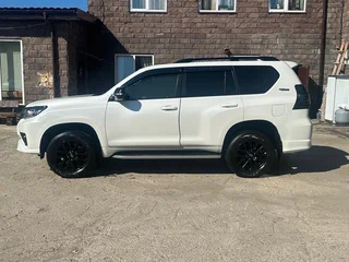 2021 Toyota Land Cruiser Prado 150 Series Рестайлинг 3, белый, 6500000 рублей, вид 4
