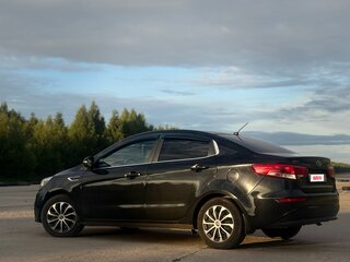 2016 Kia Rio III Рестайлинг, чёрный, 900000 рублей, вид 3
