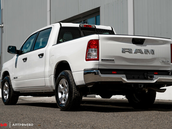 2023 Ram 1500 Crew Cab eTorque V, белый, 6650000 рублей - вид 1